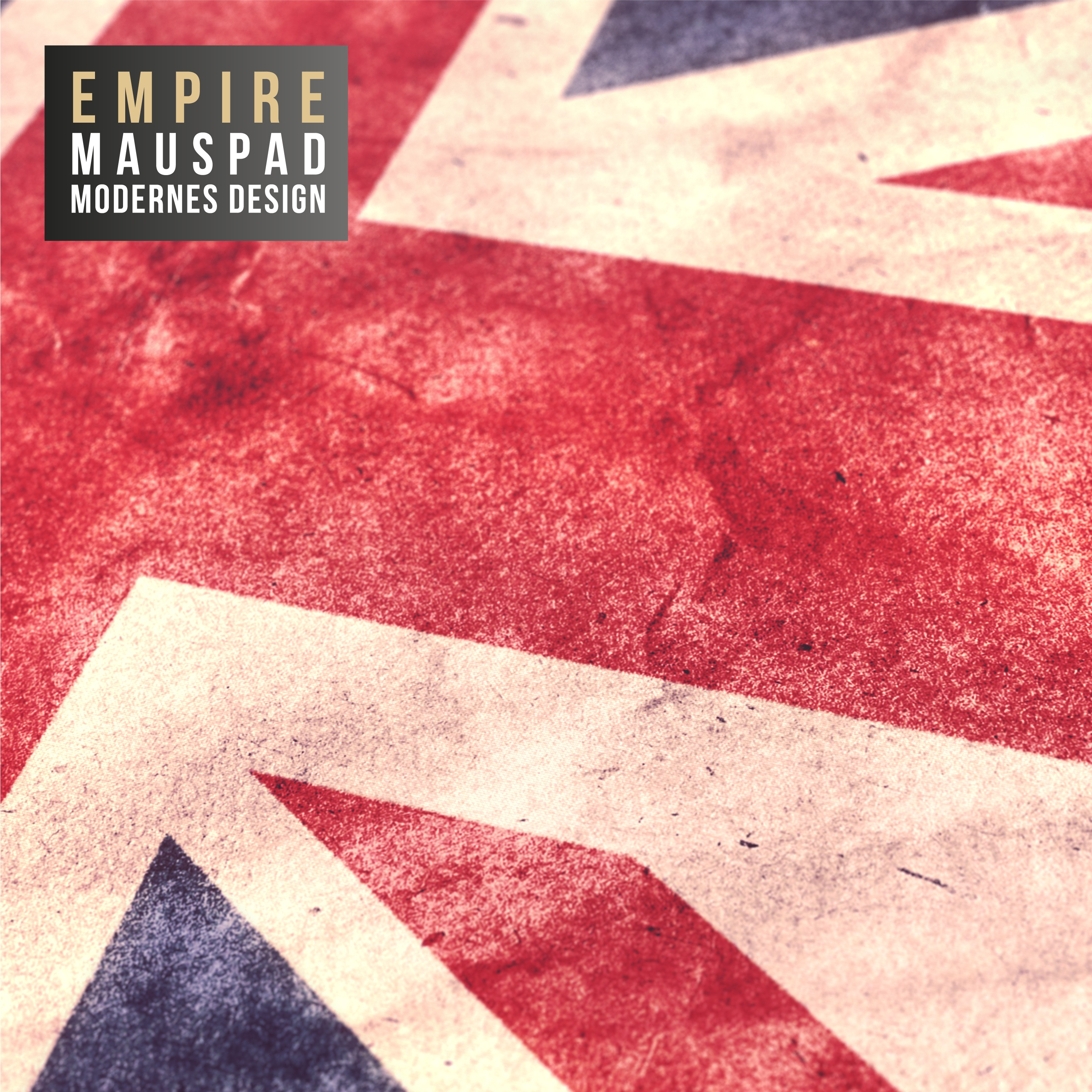 Union-Jack-Flaggen-Design, rote und weiße Streifen, blaue Dreiecke und das Empire Mauspad-Logo oben links.