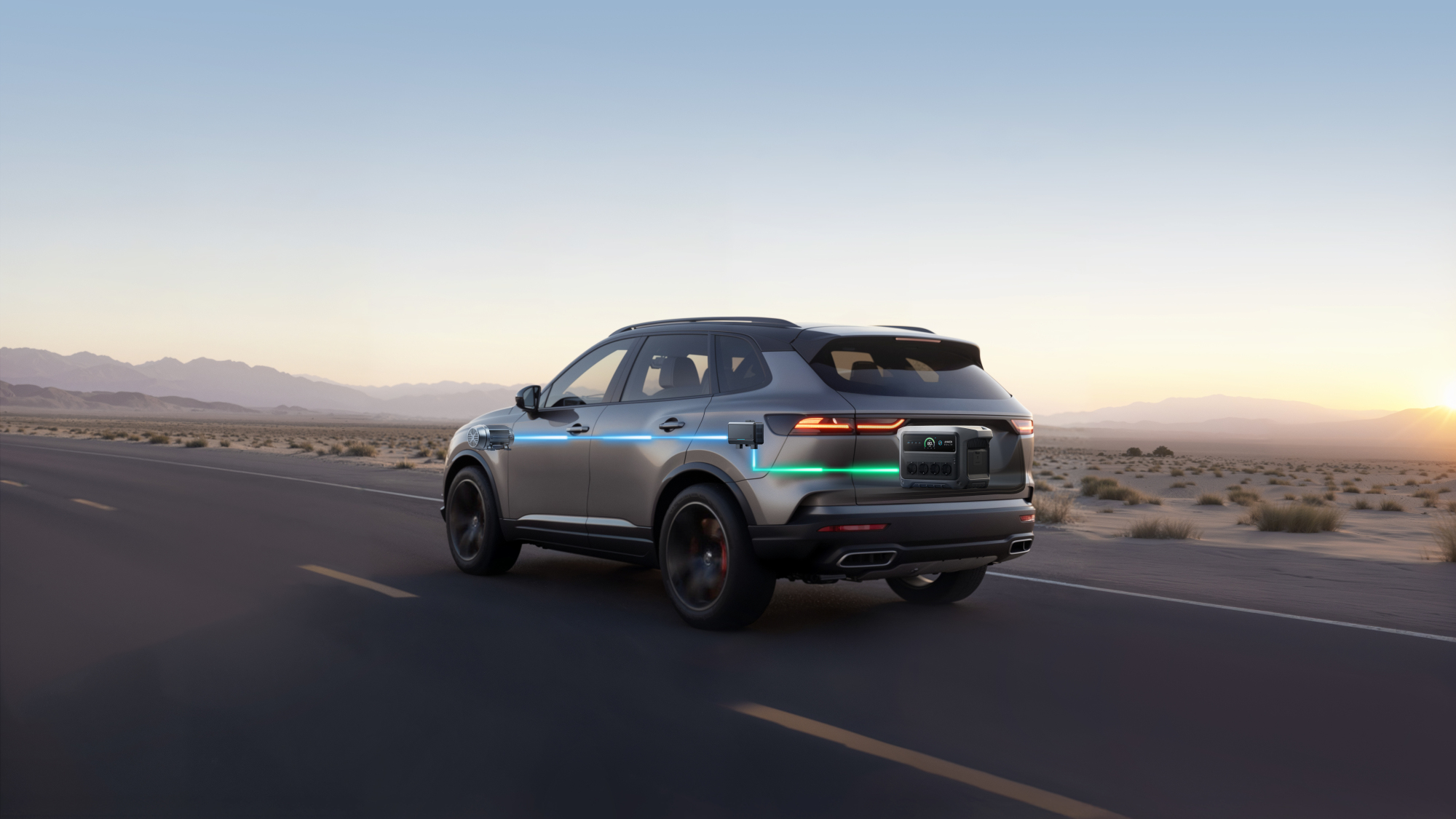 Srebrny SUV na drodze, podłączony do stacji zasilania. Pustynia i zachód słońca w tle.