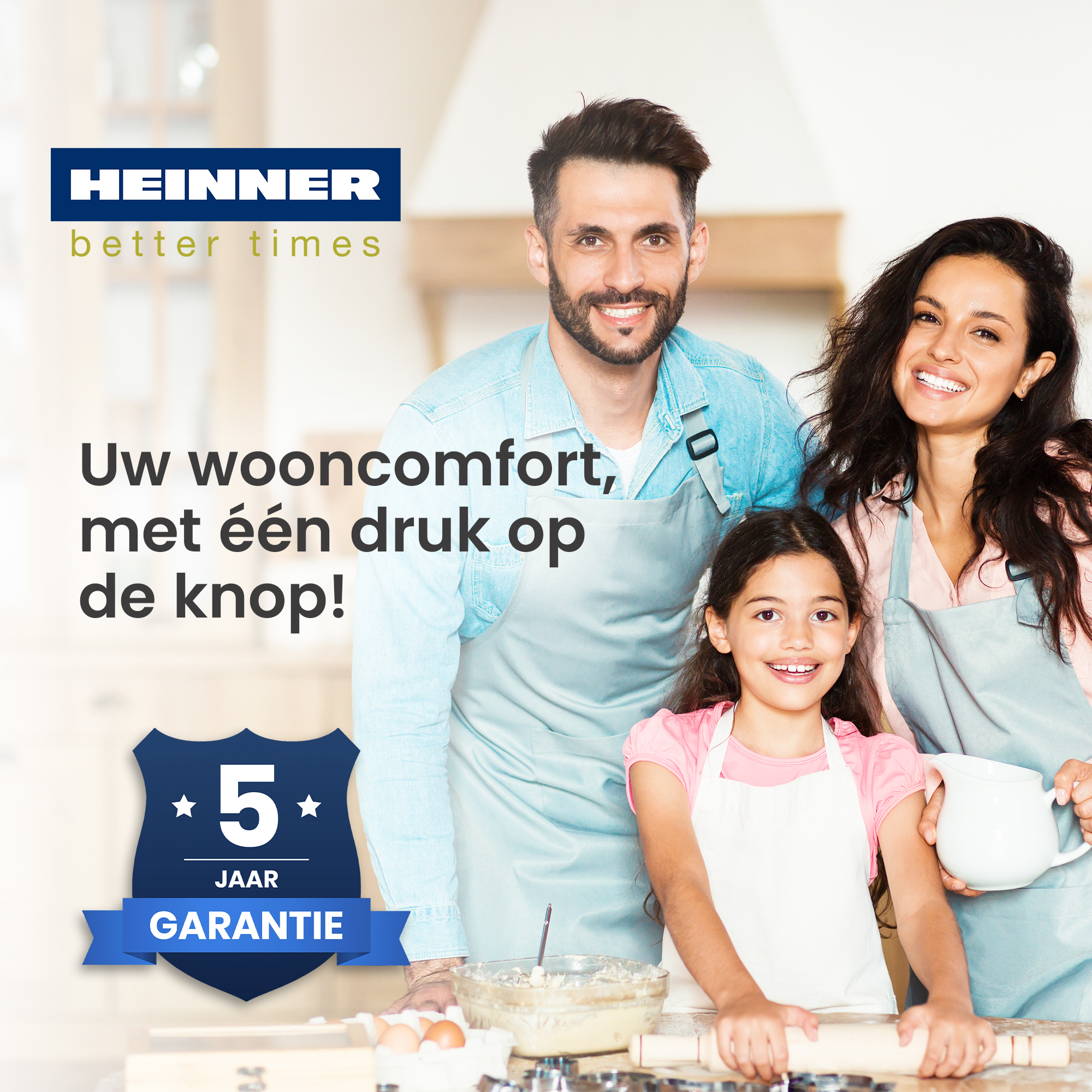 Familie backt. Eltern und Tochter lächeln. Text: Uw wooncomfort, met één druk op de knop! Logo: Heinner better times. 5 jaar garantie.