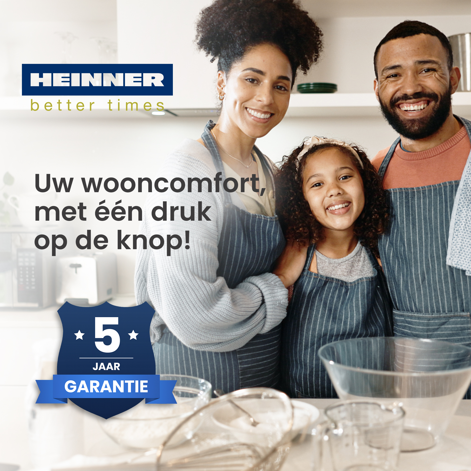 Familie lächelt in einer Küche. Ein Logo, Text und ein Garantieabzeichen sind vorhanden. Kochutensilien sind im Vordergrund.