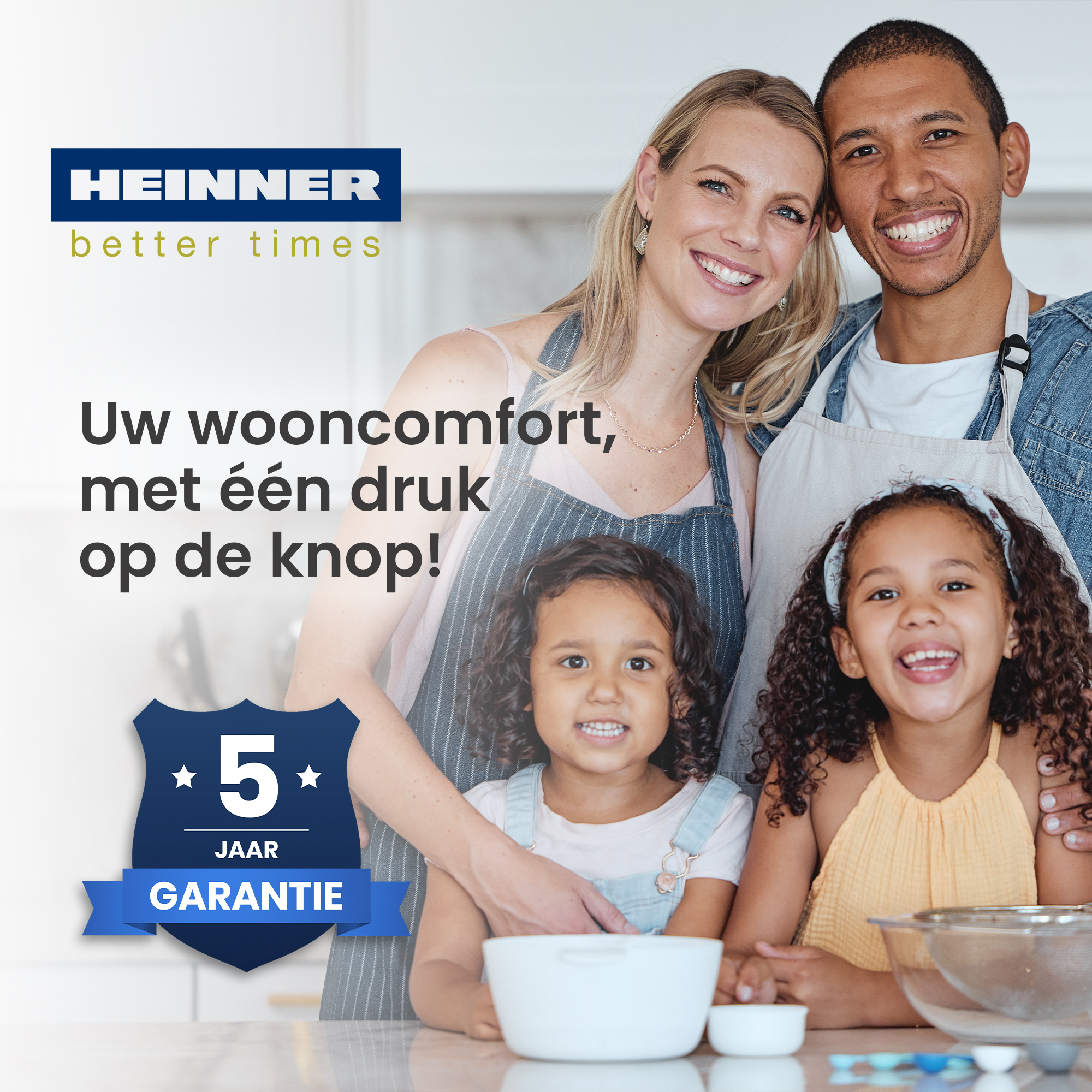 Vierköpfige Familie lächelt, mit Produktlogo und Text auf Niederländisch. Blaues Schild mit '5 JAAR GARANTIE'.