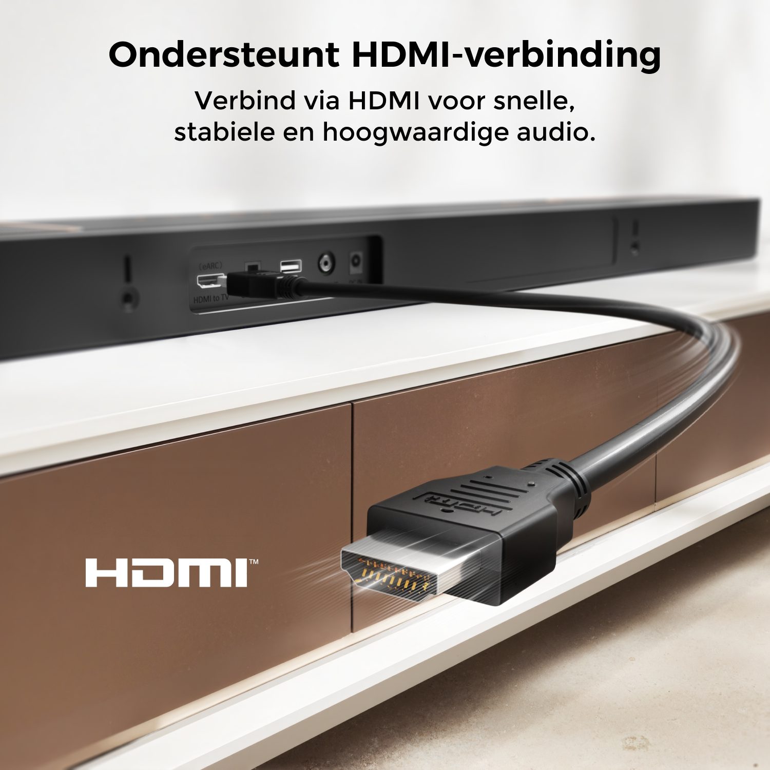 Gros plan d'un câble HDMI connecté à une barre de son et à un téléviseur. Le texte ci-dessus indique: Connexion HDMI pour un son de haute qualité.