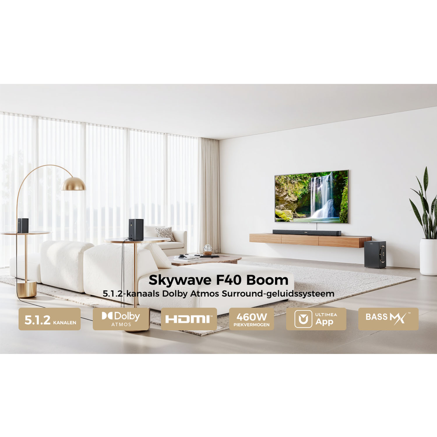 Een moderne woonkamer met een geluidssysteem en een tv die een waterval toont. Logo's van Dolby Atmos en HDMI zijn zichtbaar.