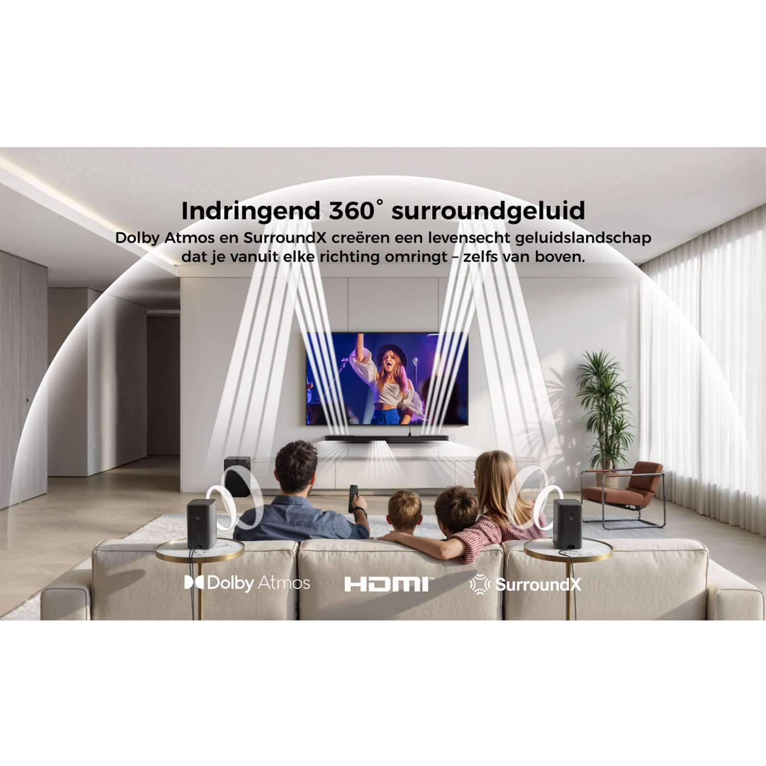 Een gezin kijkt tv op een bank. Luidsprekers staan ernaast. Tekst: Meeslepend 360° surroundgeluid. Dolby Atmos en SurroundX.