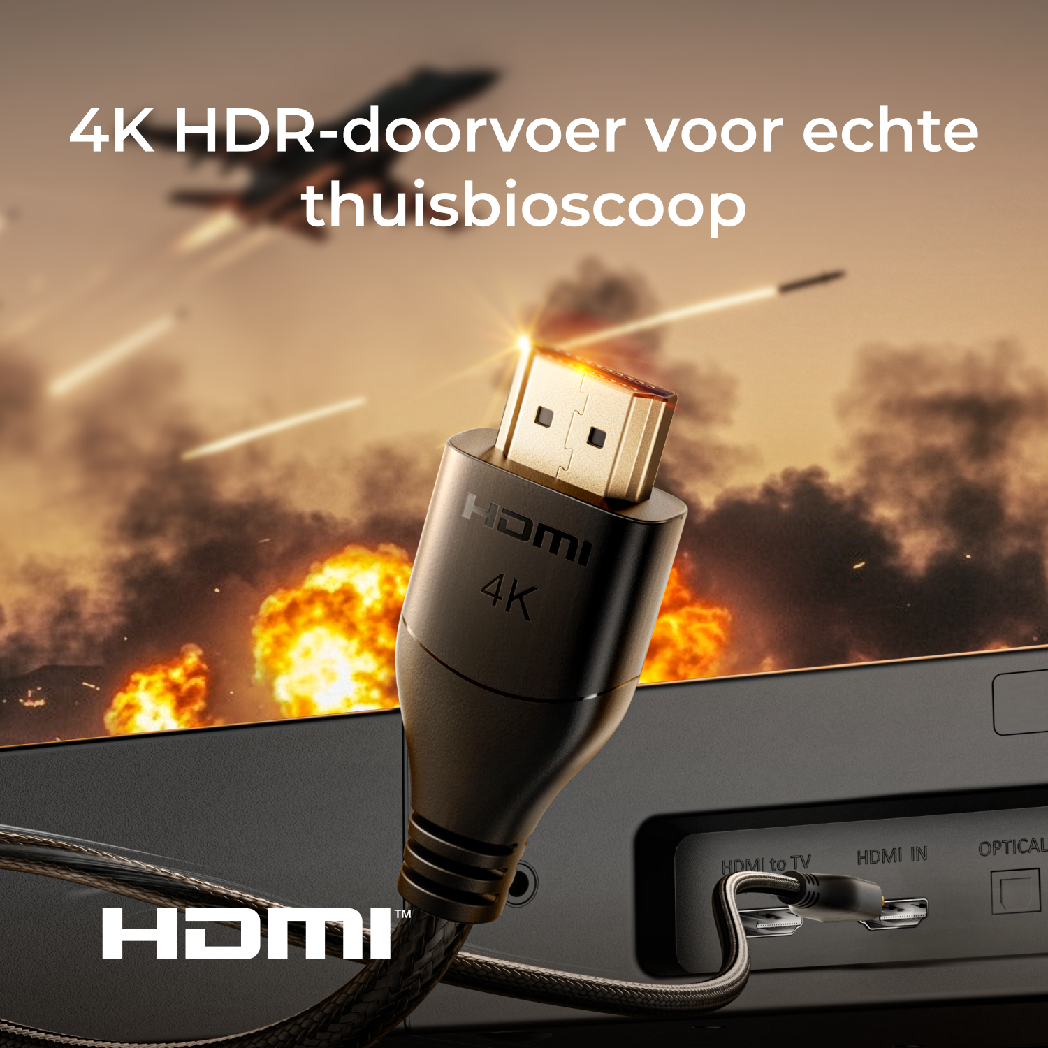 Un câble HDMI branché sur un appareil noir. Explosions en arrière-plan. Texte : 4K HDR pour le cinéma à domicile.