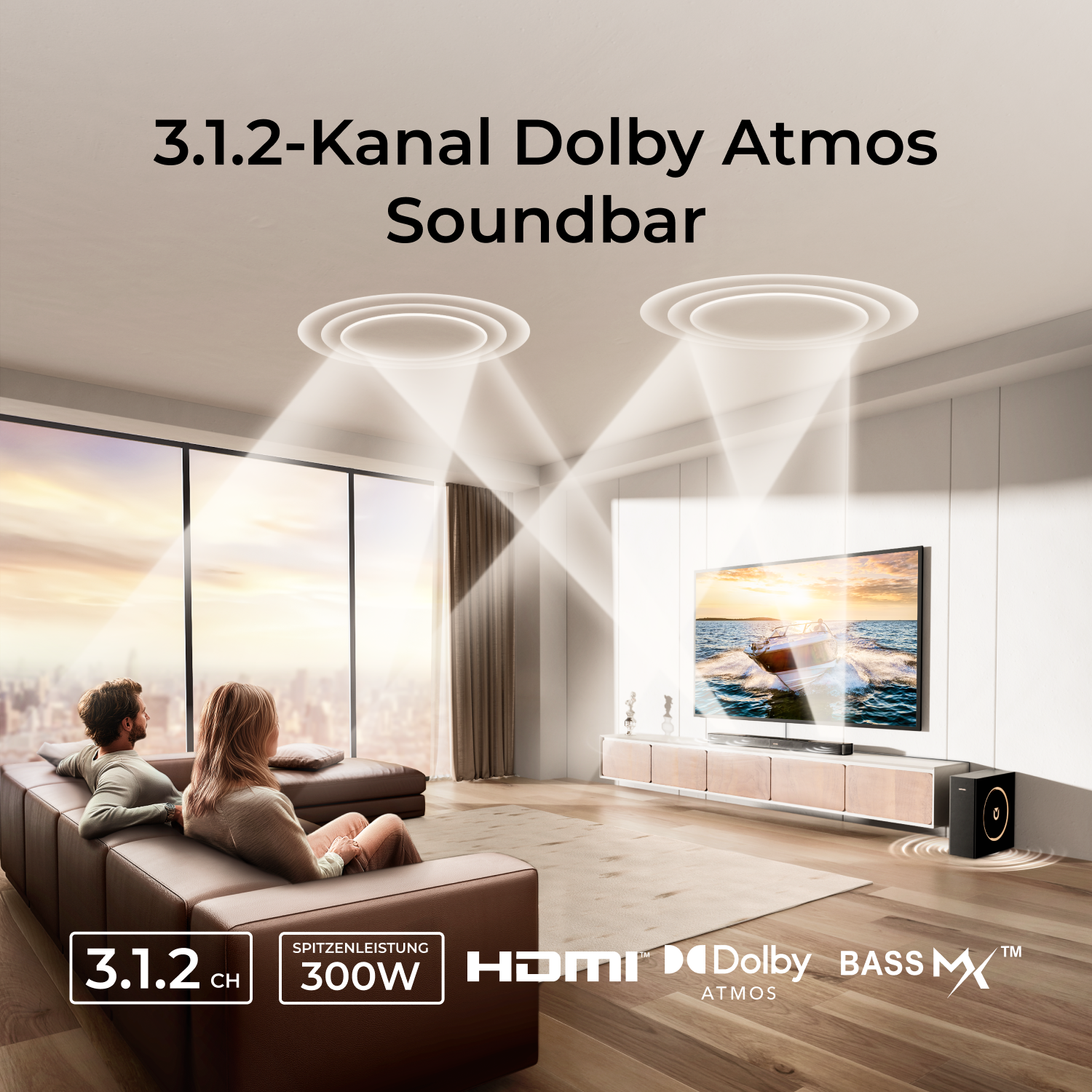Ein Paar sitzt auf einem braunen Sofa und schaut fern. Beworben wird eine Soundbar mit Dolby Atmos.