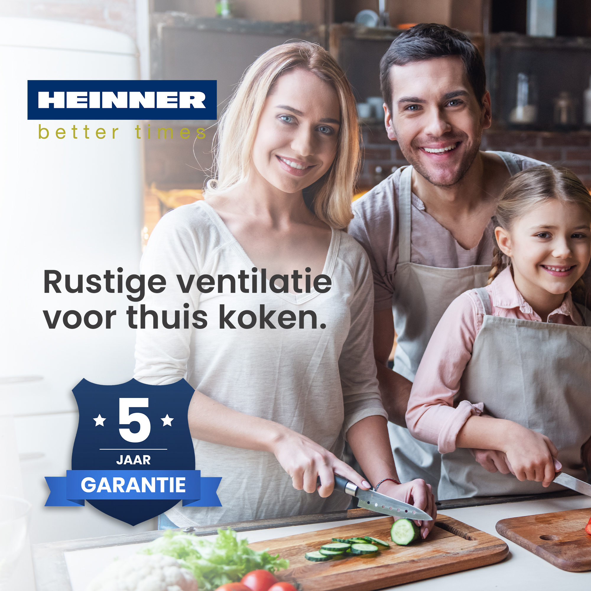 Familie in de keuken, groenten snijdend. Logo en tekst 'Rustige ventilatie voor thuis koken'. 5 jaar garantiebadge.