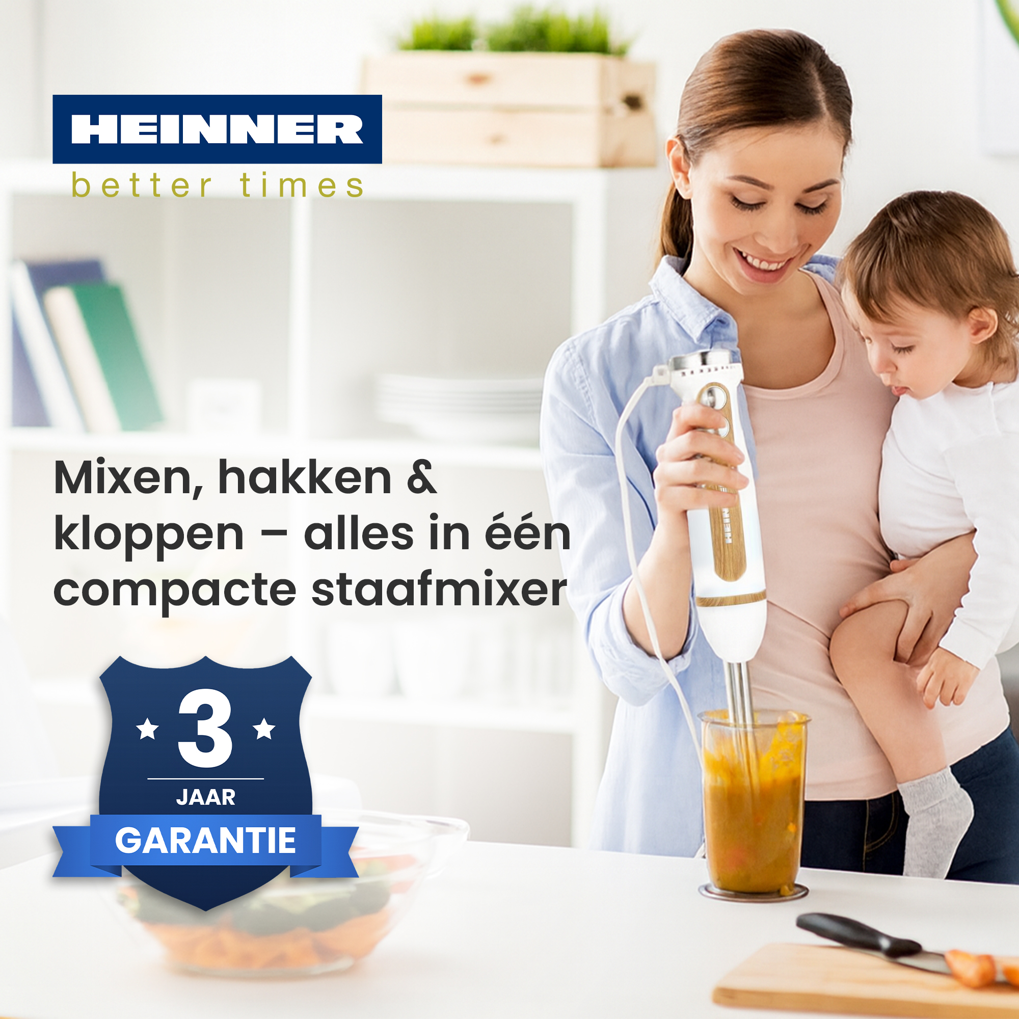 Une femme utilise un mixeur, tenant un bébé. Le texte dit : 'Mixen, hakken & kloppen - alles in één compacte staafmixer'.
