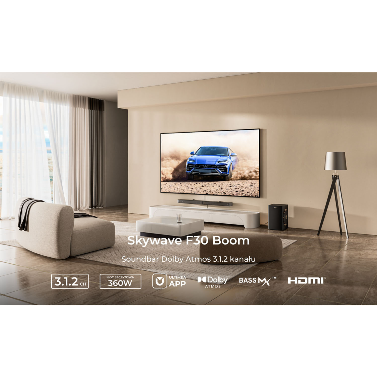 Salon z telewizorem pokazującym samochód, soundbarem, subwooferem, lampą, sofą i stolikiem kawowym. To Skywave F30 Boom.
