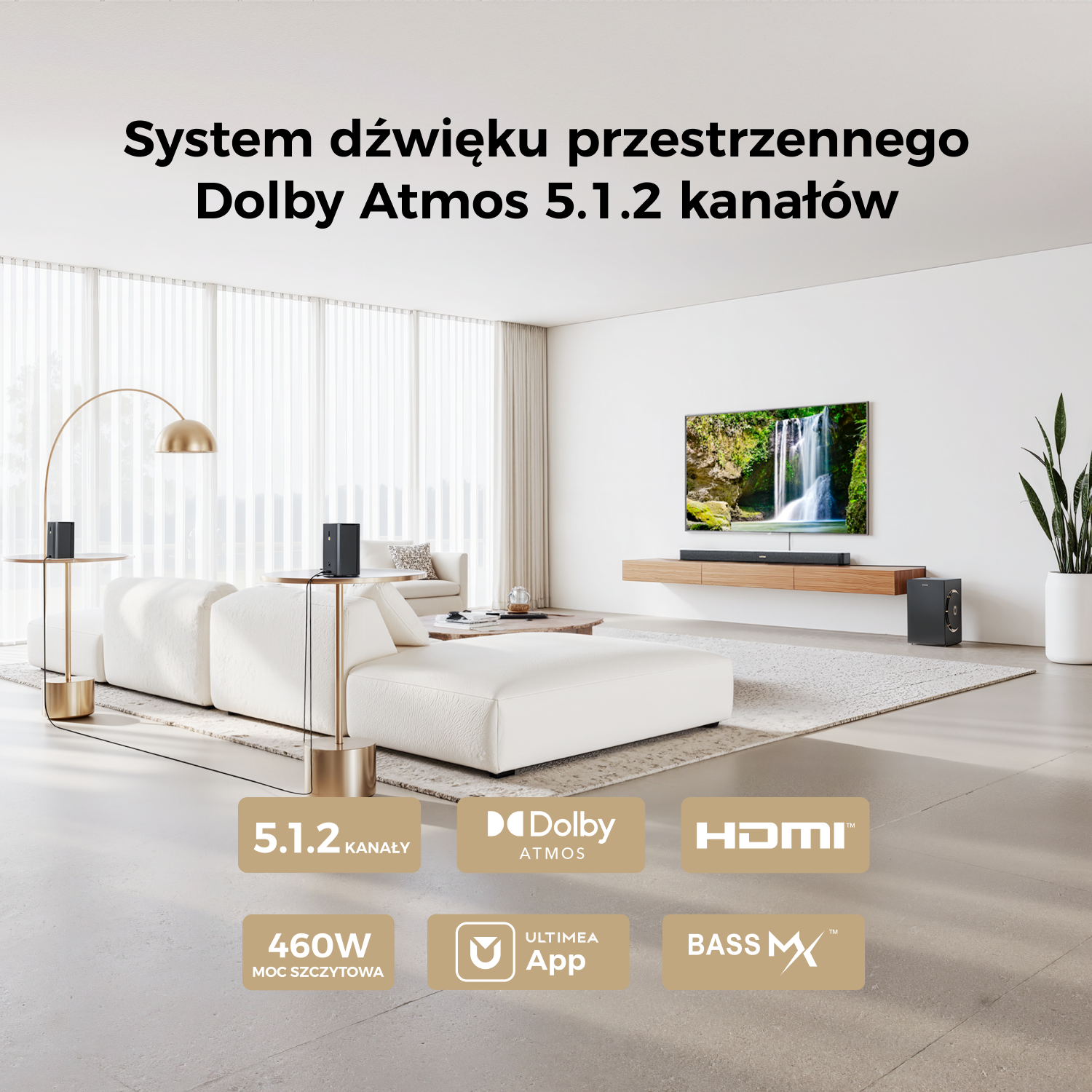 Nowoczesny salon z białą sofą, telewizorem i systemem dźwiękowym. Nakładki tekstowe wskazują Dolby Atmos 5.1.2 i inne funkcje.