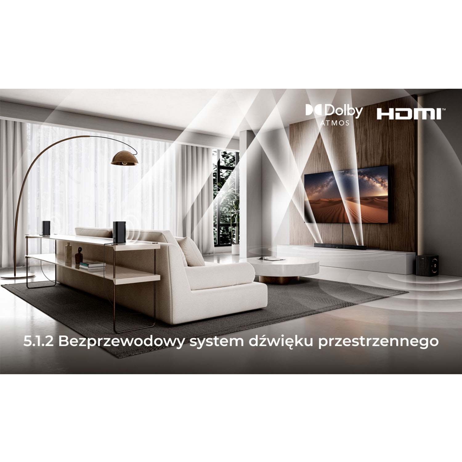 Nowoczesny salon z systemem dźwiękowym. Widoczny jest telewizor, sofa, stolik kawowy i głośniki. Tekst: 5.1.2 Bezprzewodowy system dźwięku przestrzennego.