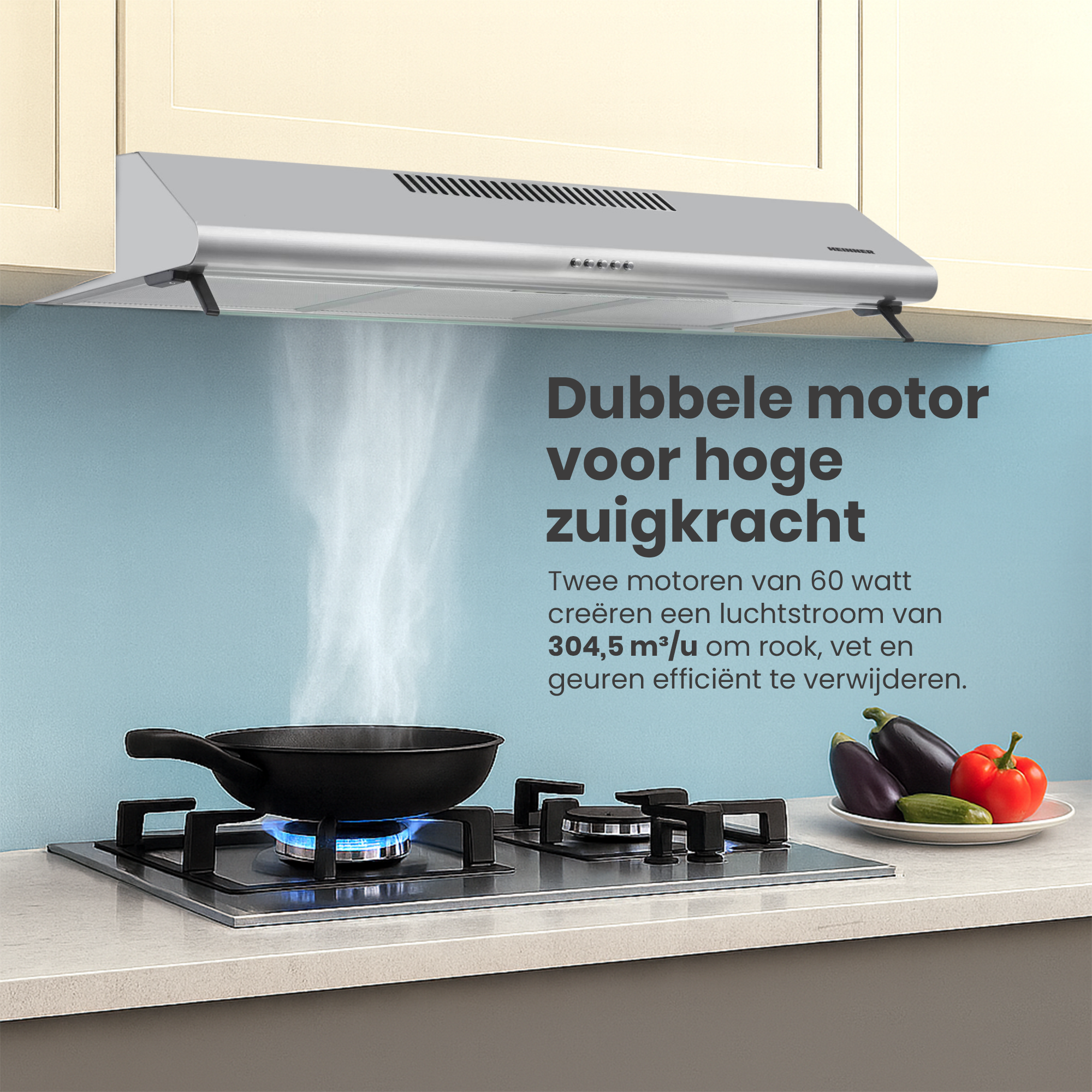Keuken met afzuigkap, pan op fornuis met blauwe vlammen en groenten op een bord.