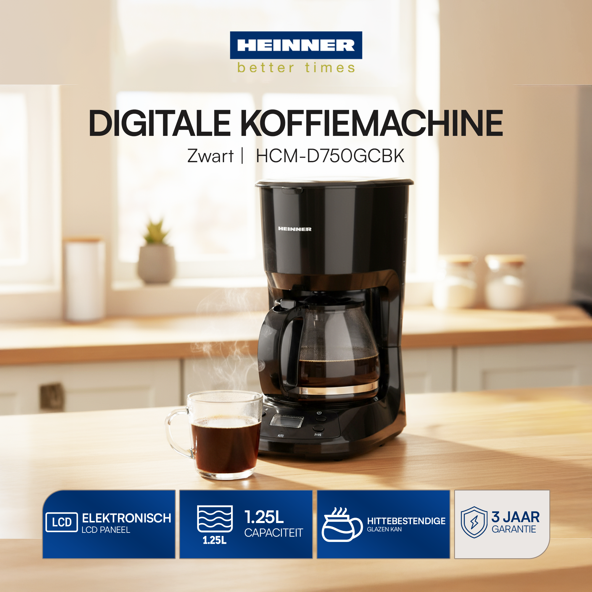 Eine schwarze Kaffeemaschine mit Glaskaraffe und einer Tasse Kaffee. Text auf der Maschine. Holztisch.