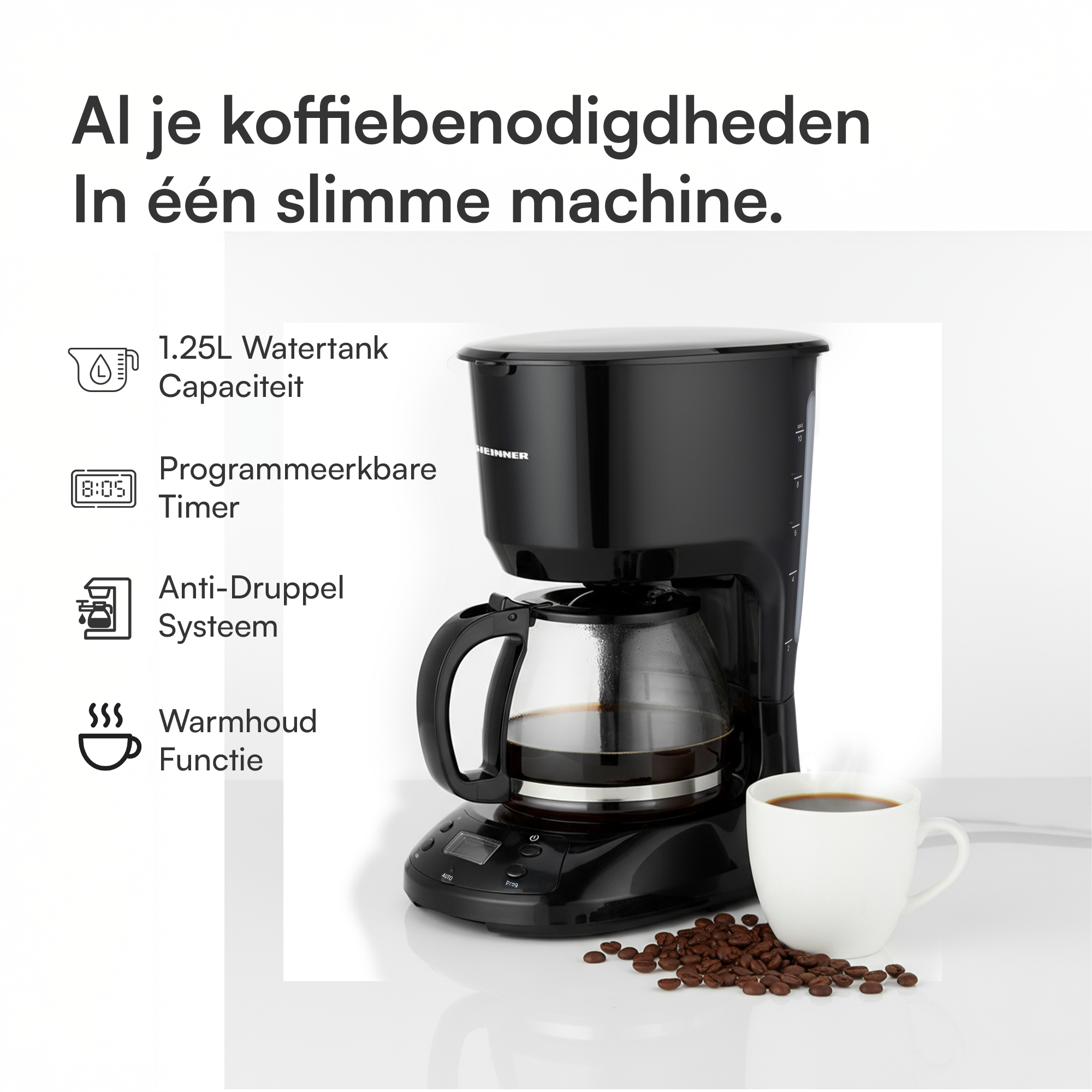 Schwarze Kaffeemaschine mit Glaskaraffe, weißer Tasse und Kaffeebohnen auf weißer Oberfläche.
