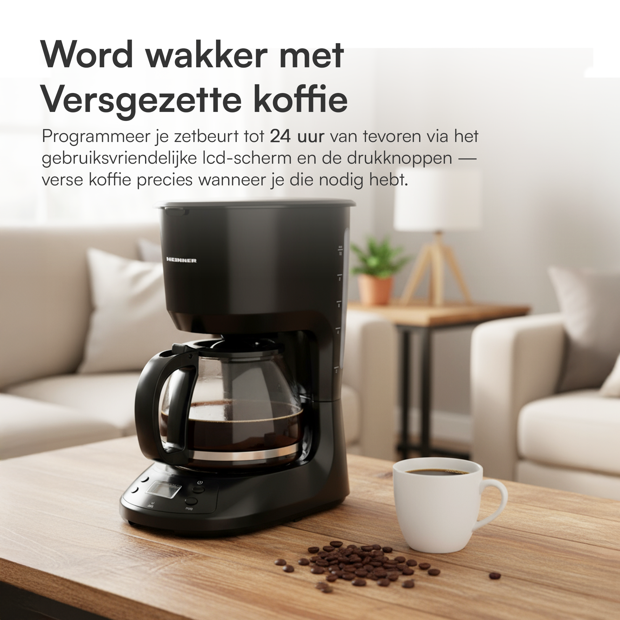 Kaffeemaschine auf einem Holztisch mit einer Kaffeetasse und Bohnen. Hintergrund: Sofa und Lampe.