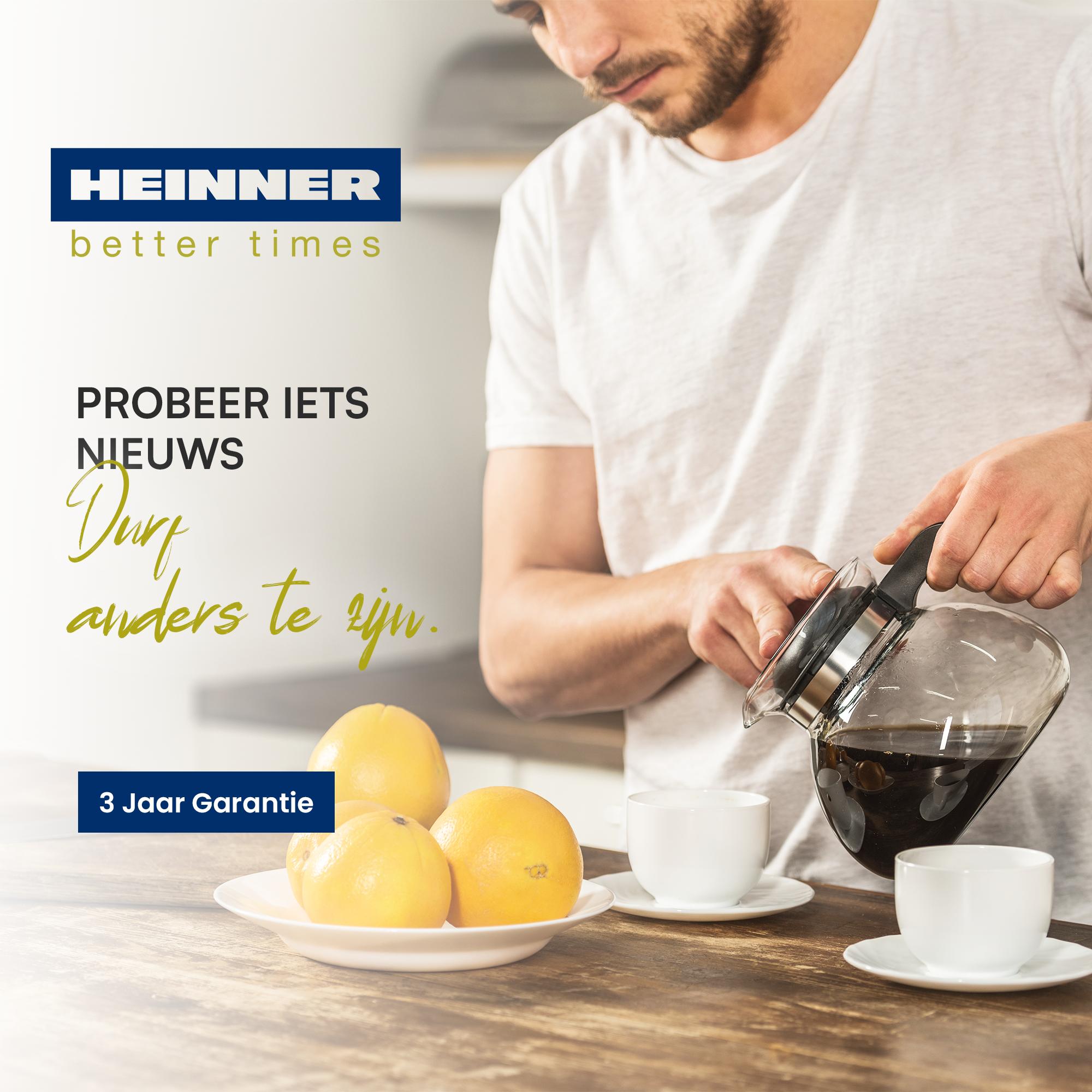 Mann gießt Kaffee in Tassen. Orangen auf einem Teller. HEINNER-Logo, Text: 'better times'.