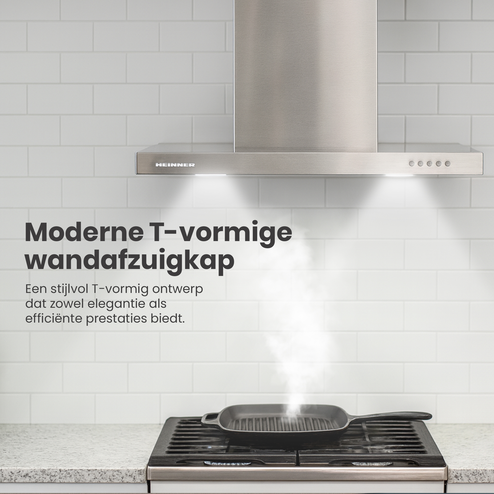 Moderne Küche mit Edelstahl-Dunstabzugshaube über dem Herd. Eine Pfanne gibt Dampf ab.