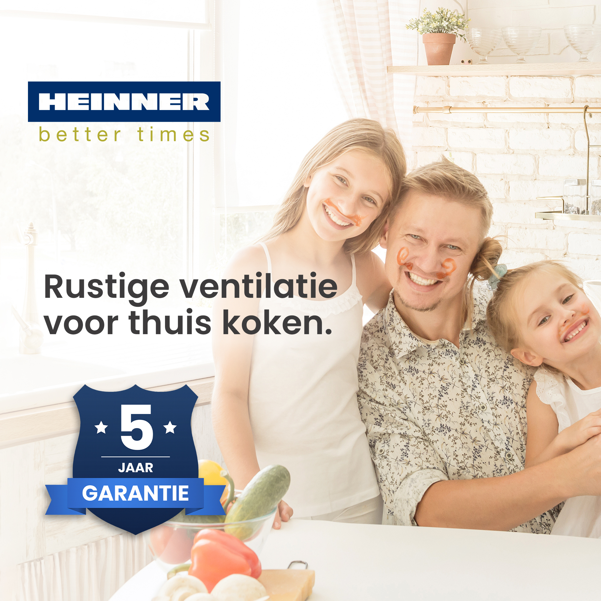 Familie mit bemalten Gesichtern in einer Küche. Text sagt: 'Rostige Belüftung für das Kochen zu Hause' und '5 Jahre Garantie'.