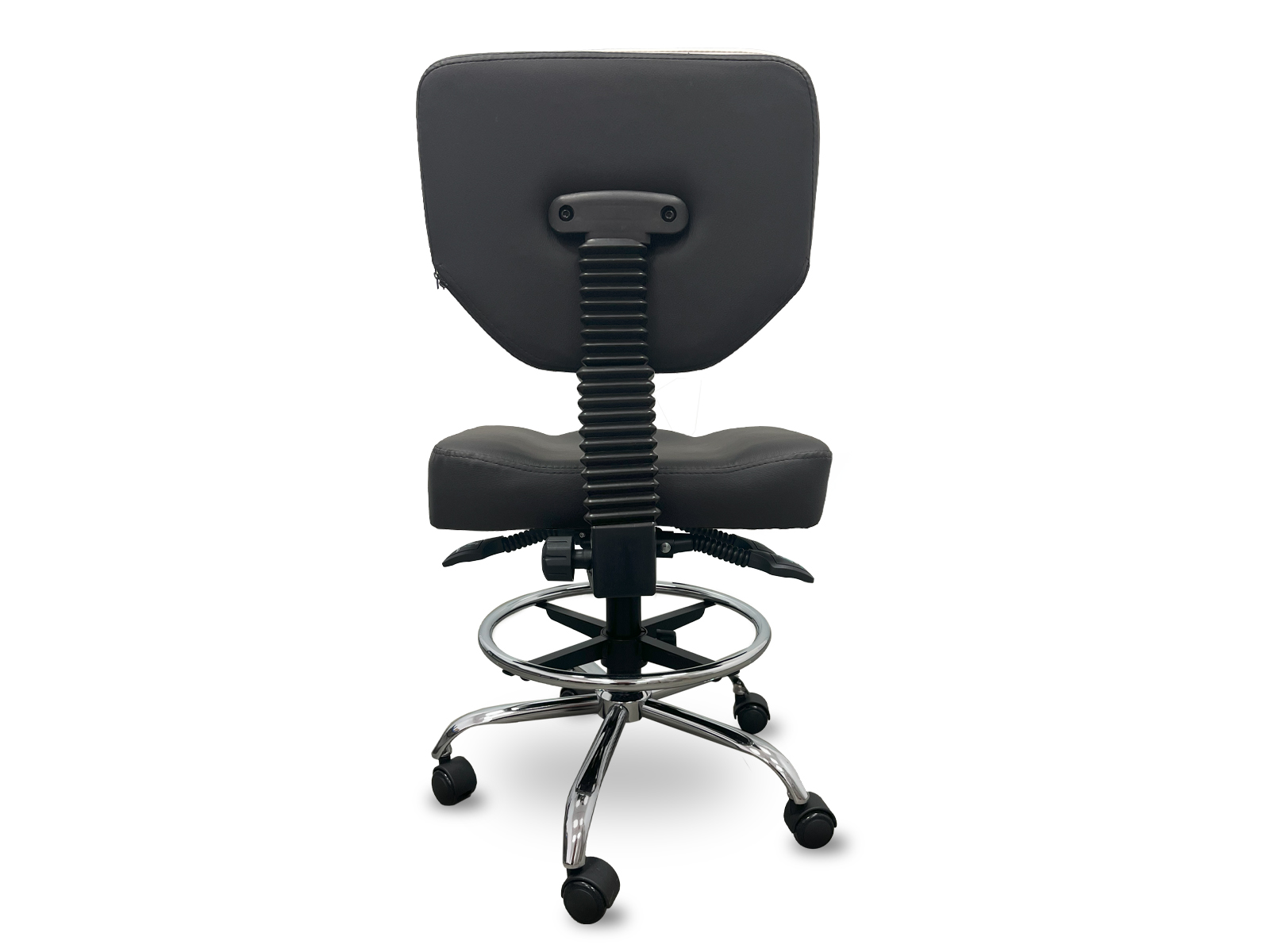 Una silla de oficina negra con respaldo, asiento y ruedas. El respaldo es ajustable. La silla está sobre un fondo blanco.