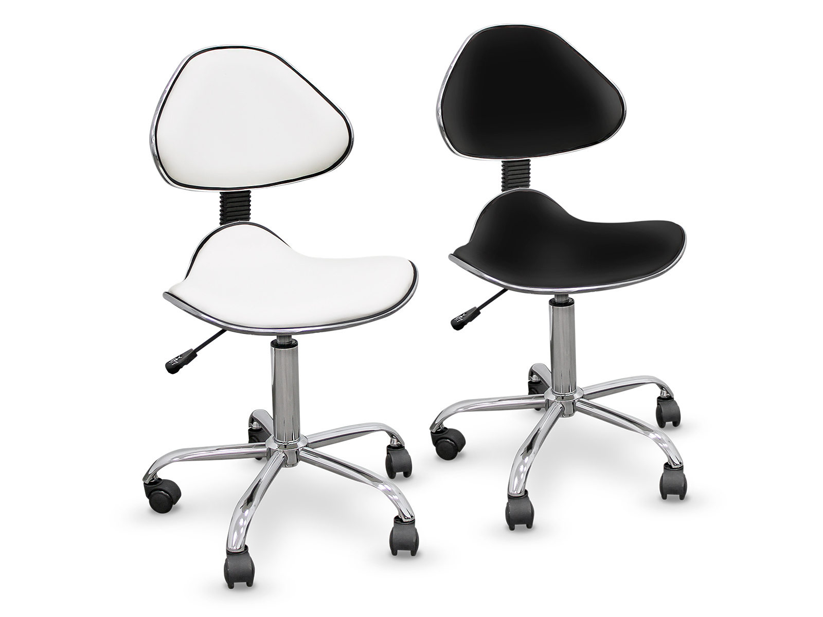 Dos sillas de oficina con bases cromadas y asientos blancos y negros. Las sillas tienen altura ajustable y ruedas.