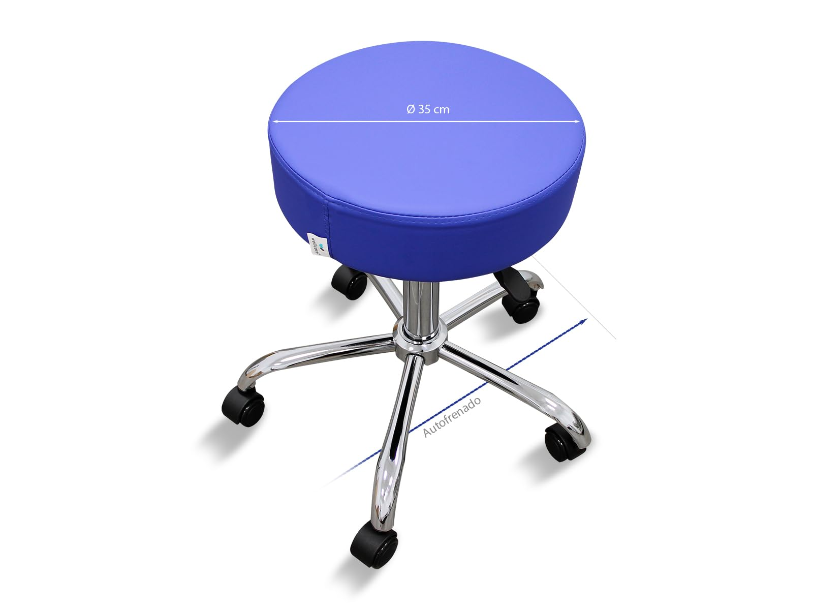Un taburete redondo azul con patas y ruedas cromadas. Tiene un diámetro de 35 cm. El fondo es blanco.
