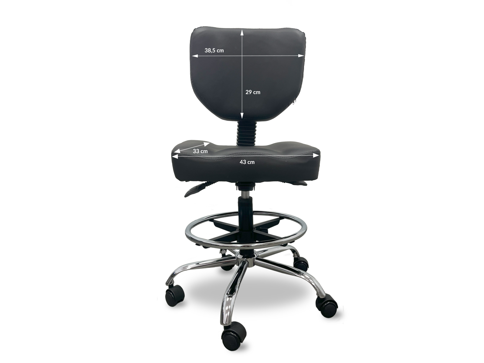 Silla de oficina negra con respaldo y asiento. Se indican medidas. Patas cromadas con ruedas. Fondo blanco.