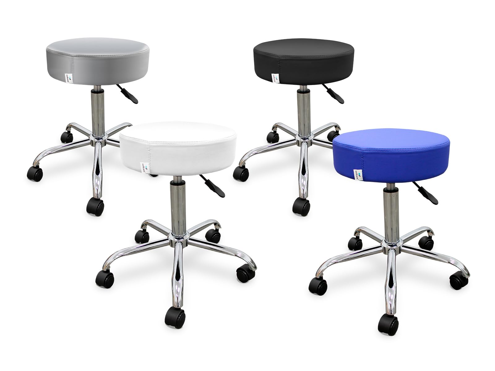 Cuatro taburetes rodantes ajustables. Asientos grises, blancos, negros y azules con patas cromadas sobre fondo blanco.