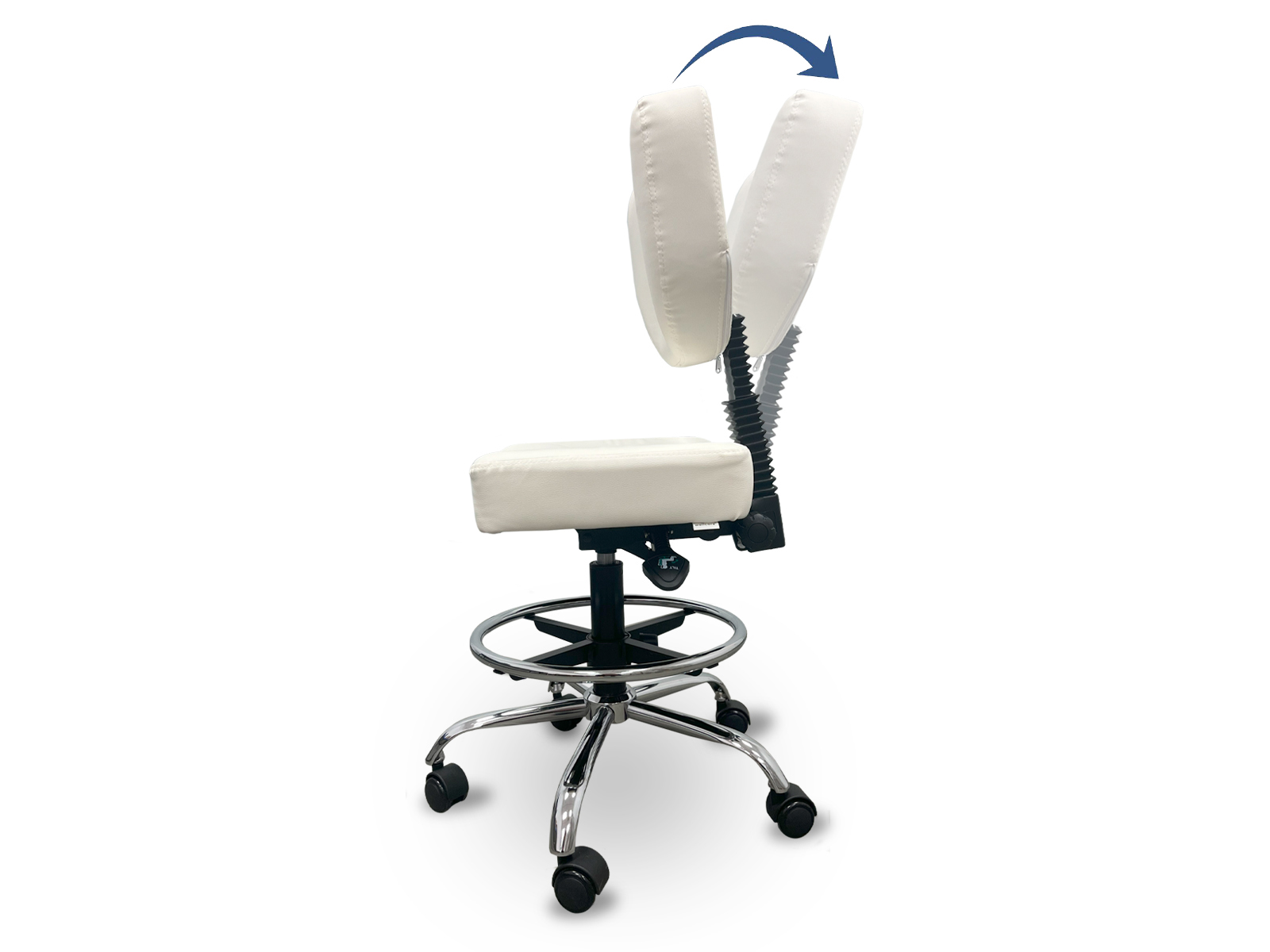 Una silla de oficina blanca ajustable con base cromada, ruedas negras y respaldo curvo, con una flecha que indica inclinación.