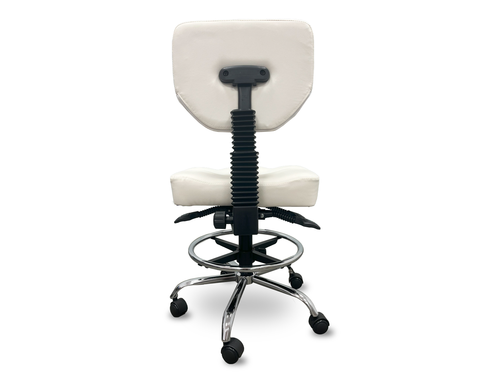 Una silla ergonómica blanca con respaldo y asiento, piezas ajustables negras y base cromada con ruedas.