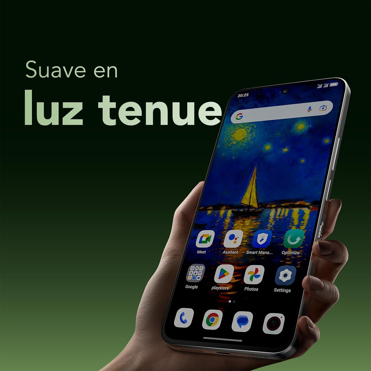 Dłoń trzyma telefon z tapetą w postaci gwiaździstej nocy. Ekran wyświetla ikony aplikacji. Tło jest ciemnozielone.