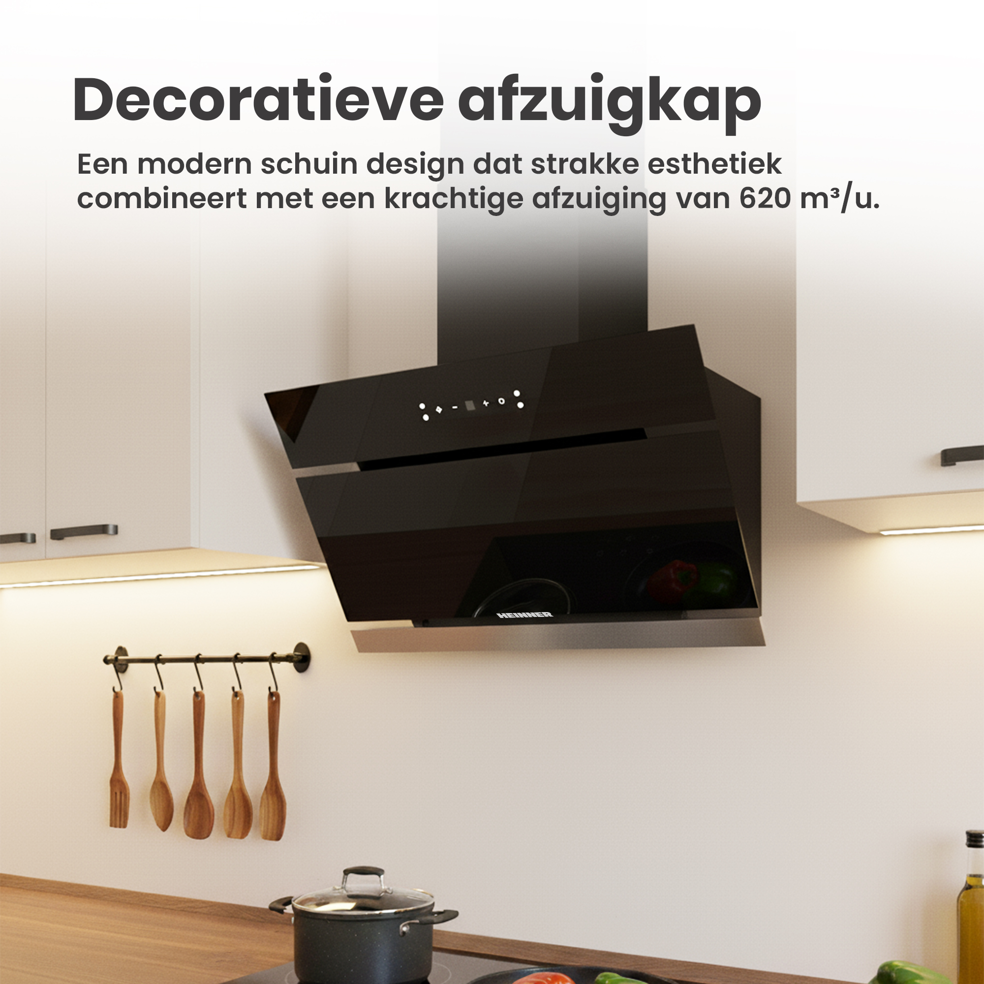 Een moderne zwarte afzuigkap. Houten keukengerei hangt aan een rek. Pan en oliefles op het aanrecht.
