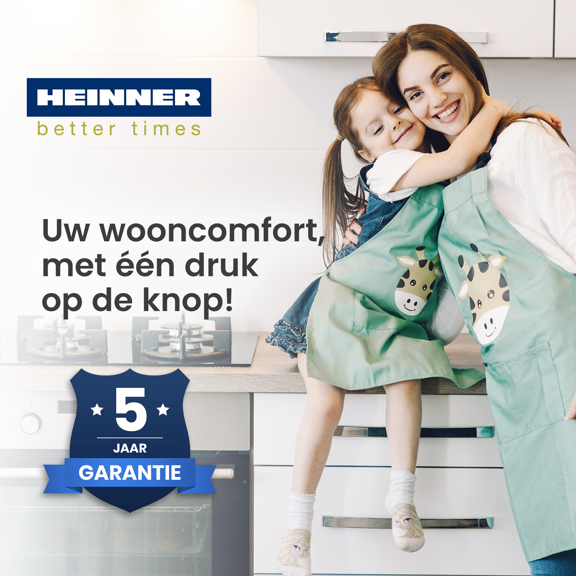 Een vrouw omhelst een kind in een keuken, beiden dragen schorten met girafontwerpen. De afbeelding promoot 'better times' en 5 jaar garantie.