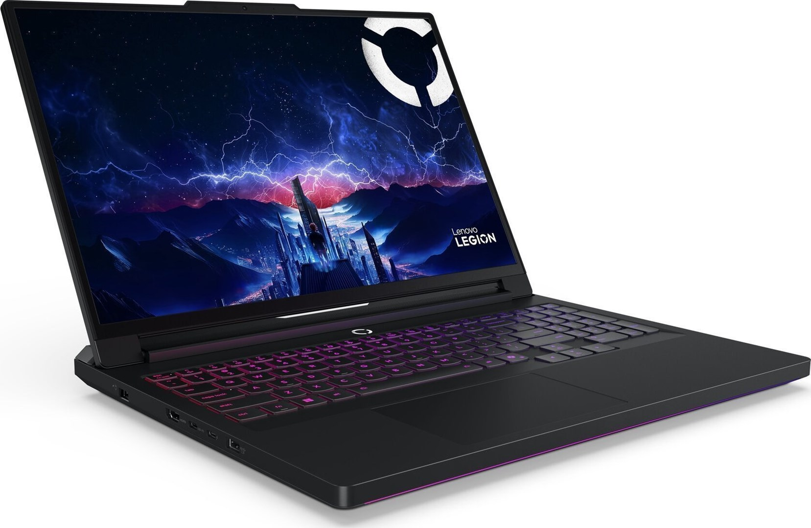 Czarny laptop Lenovo Legion z podświetlaną klawiaturą. Ekran pokazuje miasto podczas burzy. Białe logo w rogu.