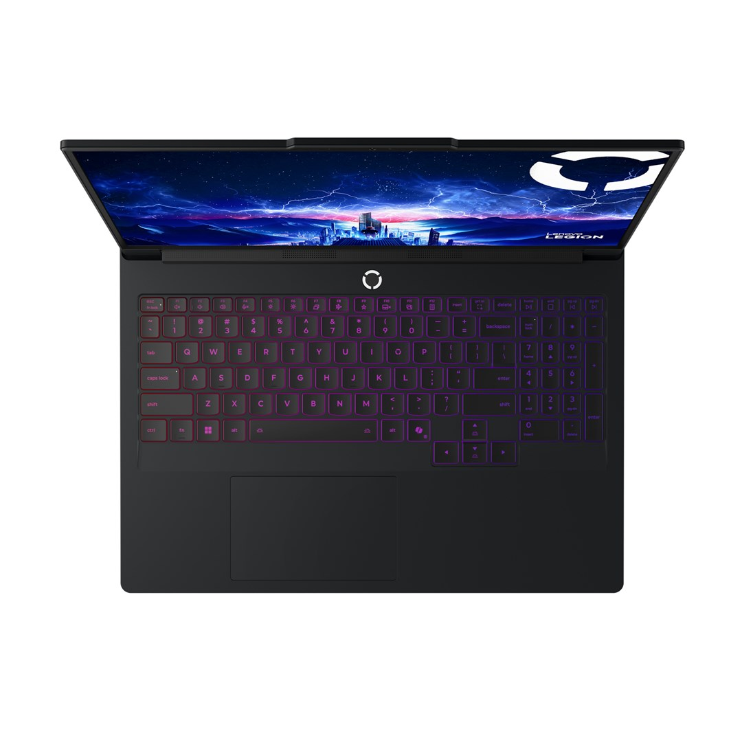 Czarny laptop z otwartym ekranem wyświetla scenę gwiaździstej nocy. Klawiatura podświetlana fioletowymi klawiszami.