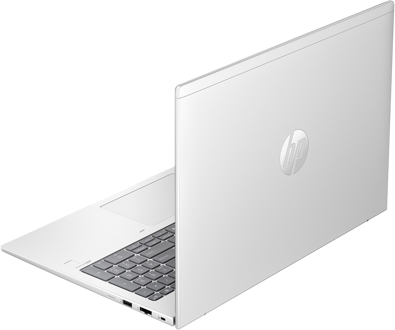 Biały laptop HP jest lekko otwarty, pokazując klawiaturę i tył z logo HP. Laptop stoi na białej powierzchni.