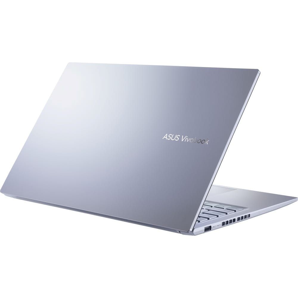 Srebrny laptop ASUS Vivobook jest pokazany pod kątem, otwarty. Klawiatura jest widoczna. Tło jest białe.