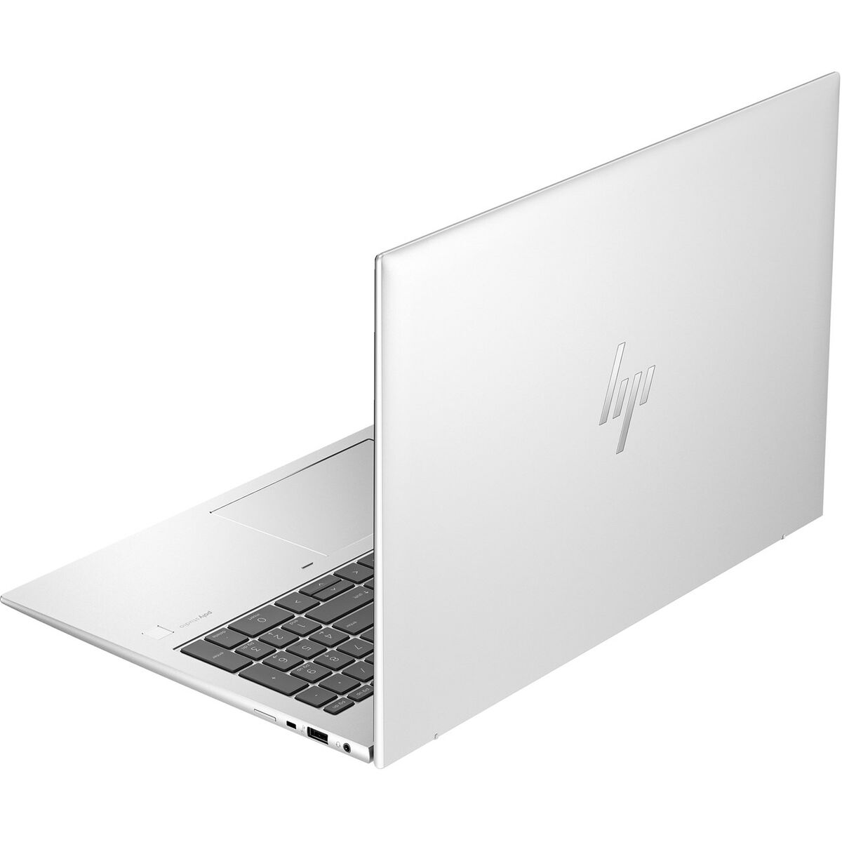 Srebrny laptop HP jest otwarty. Klawiatura jest widoczna. Logo HP znajduje się na tylnej pokrywie. Tło jest białe.