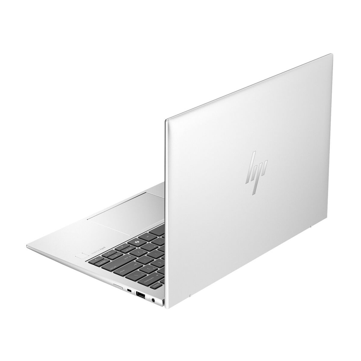 Srebrny laptop jest lekko otwarty, widać klawiaturę. Z tyłu logo HP.