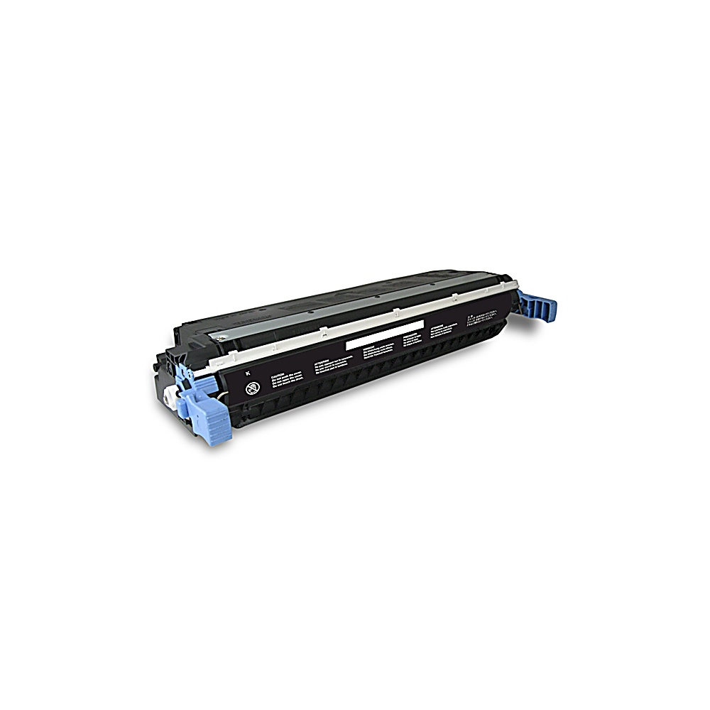 Una cartuccia toner per stampante nera e grigia con maniglie blu. Ha etichette bianche e si trova su uno sfondo bianco.