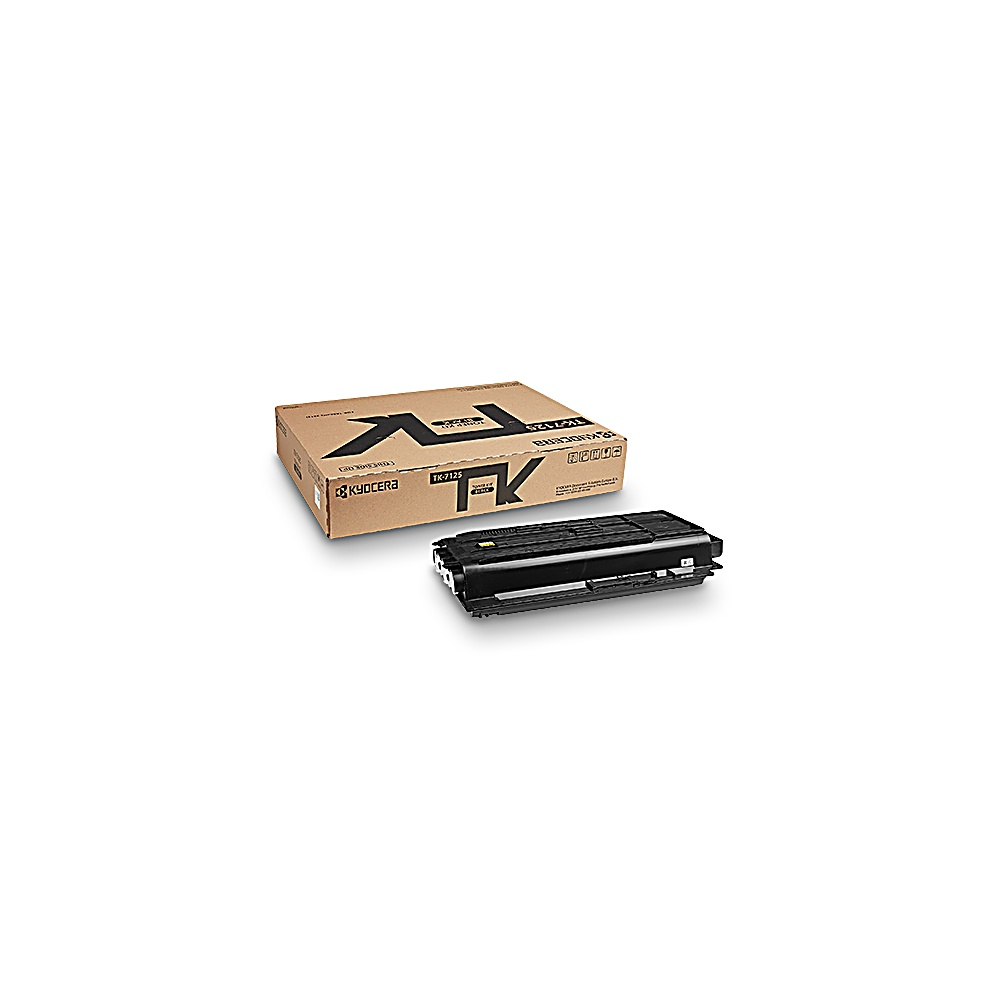 Una cartuccia toner Kyocera TK-7125 e la sua scatola sono su una superficie bianca. La scatola è marrone con testo nero. La cartuccia è nera.