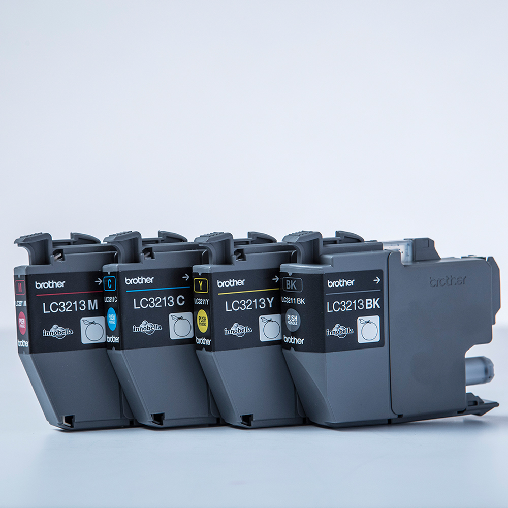Pięć wkładów atramentowych Brother: magenta, cyjan, żółty, czarny. Wszystkie mają napis 'LC3213' i logo Brother. Tło białe.