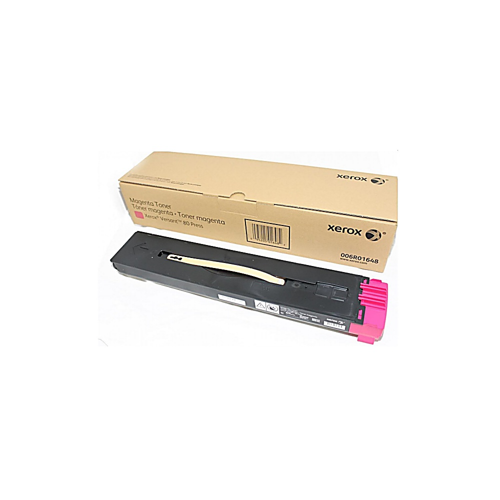 Una cartuccia di toner magenta Xerox e la sua scatola sono su una superficie bianca. La scatola è beige e la cartuccia è nera e rosa.