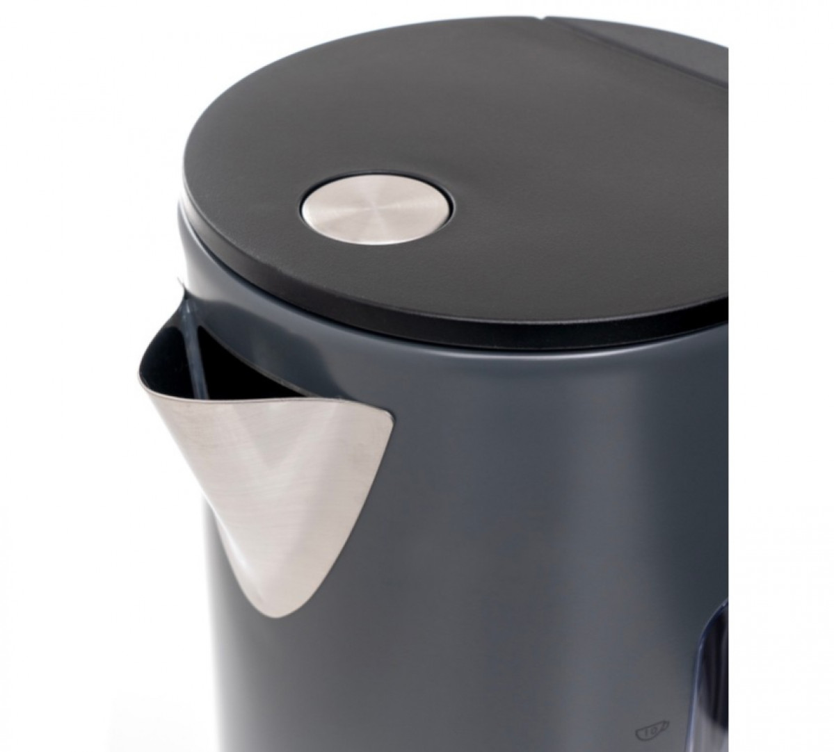 Zbliżenie ciemnoszarego czajnika elektrycznego. Ma czarną pokrywę ze srebrnym przyciskiem. Wylewka jest metalowa.