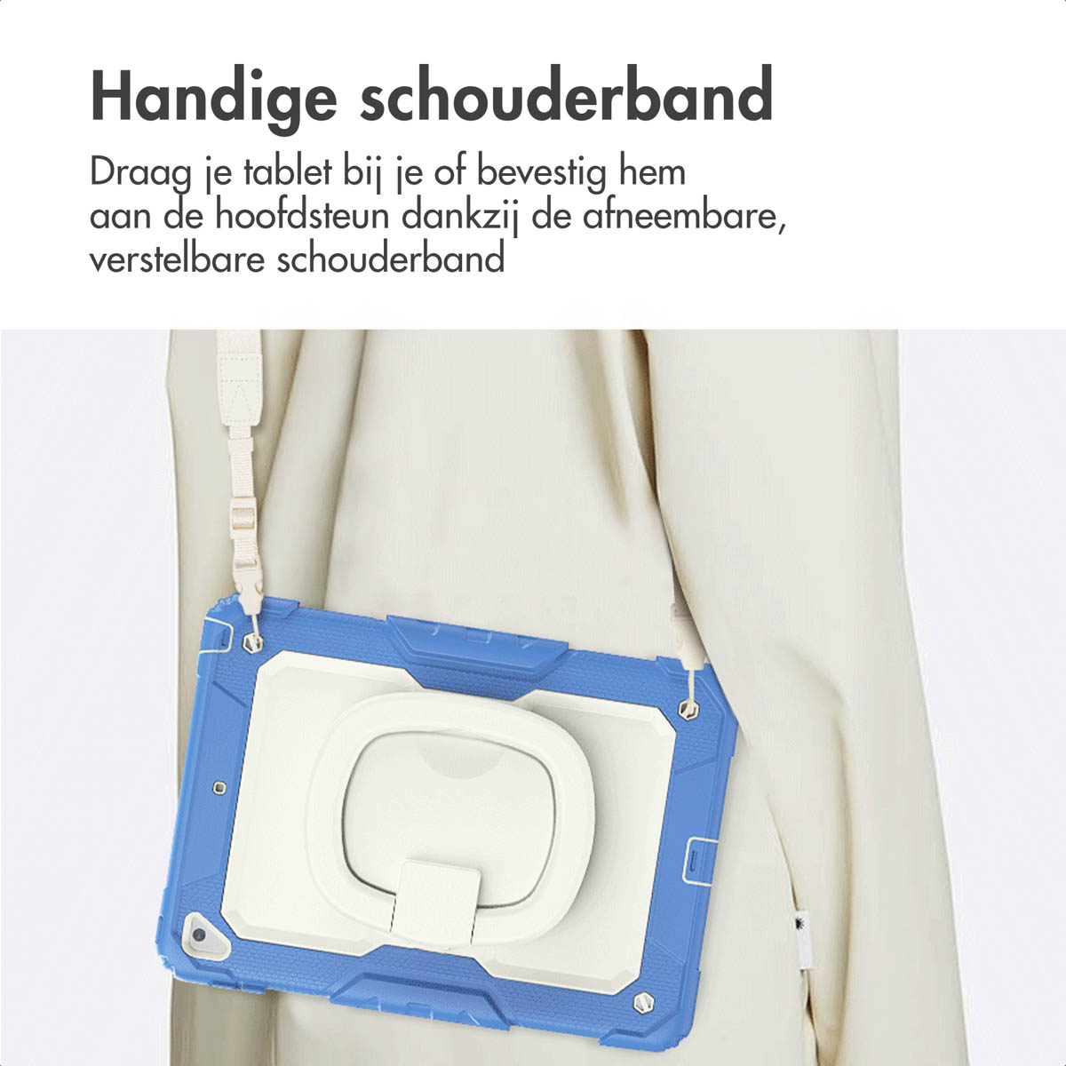 Een blauw-witte tablethoes met een beige riem. De hoes hangt aan de schouder van een persoon die een beige jas draagt.