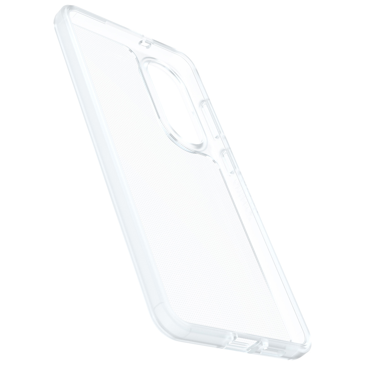 Une coque de téléphone claire et transparente. L'étui a une forme rectangulaire et une découpe pour l'appareil photo. Elle est inclinée sur fond blanc.