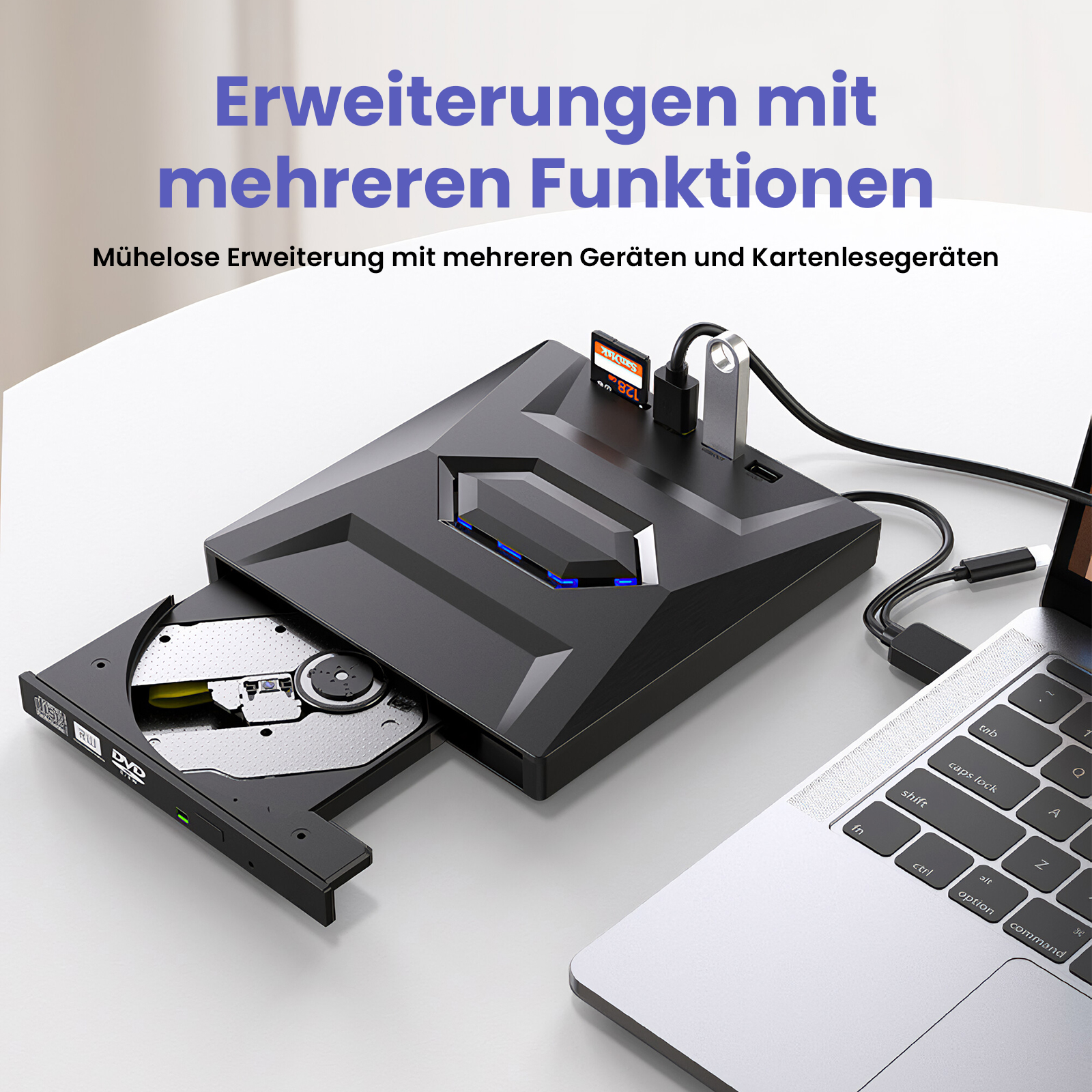 Ein schwarzes Gerät mit CD-Laufwerk, SD-Karte und USB-Laufwerk ist mit einem Laptop auf einer weißen Oberfläche verbunden.