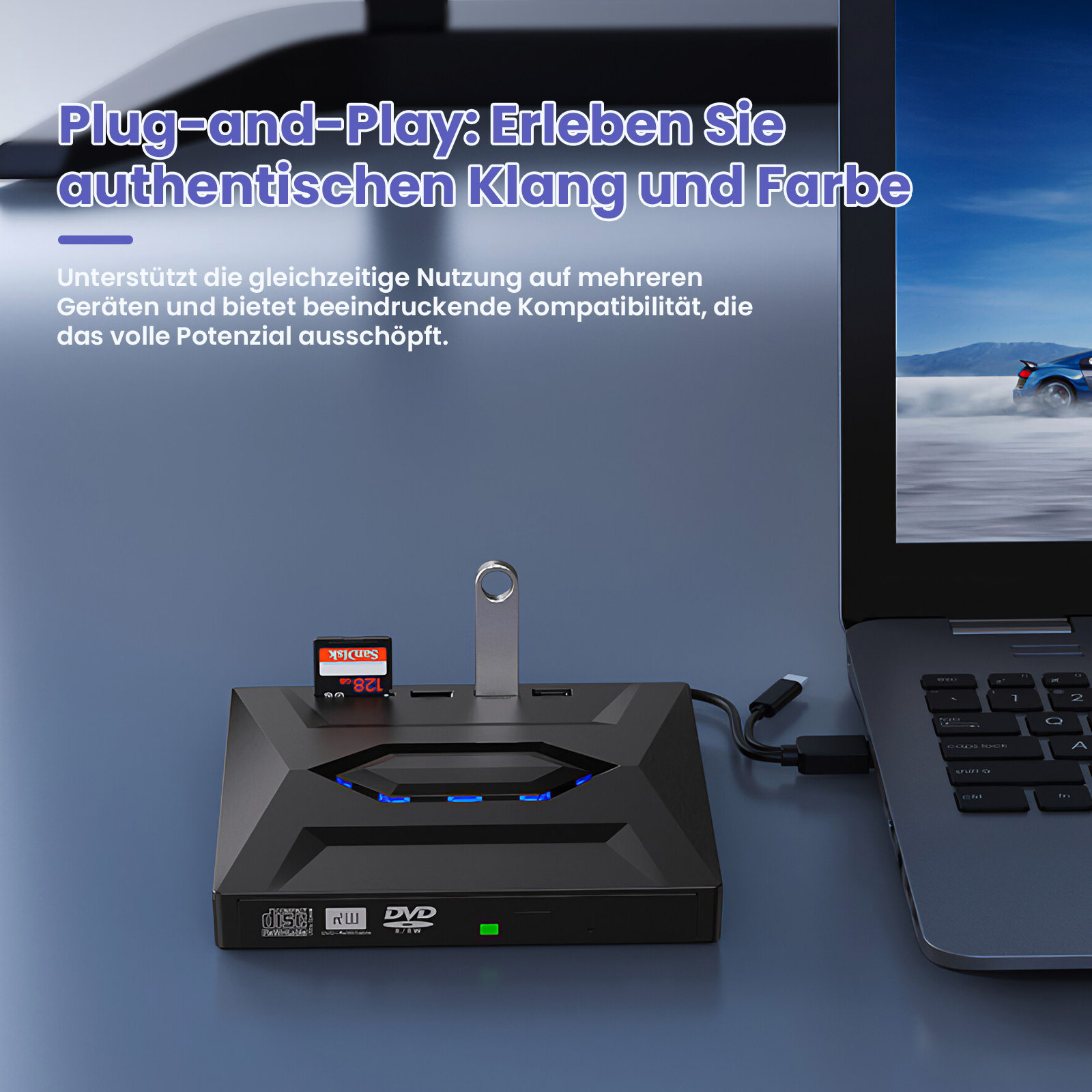 Ein schwarzes Gerät mit SD-Karte, USB und Laptop. Text lautet 'Plug and Play'.