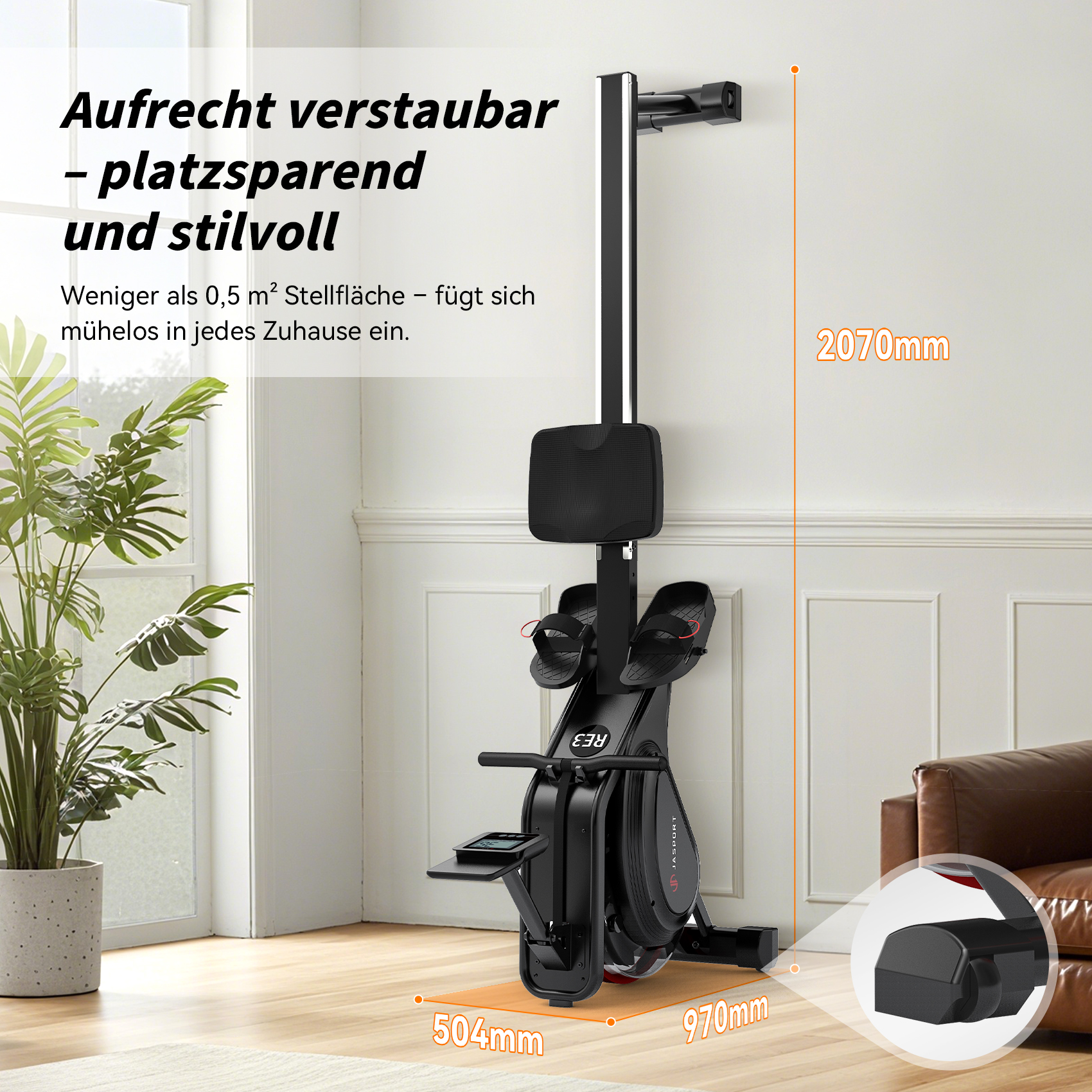 Schwarze Rudermaschine mit Maßen, in einem Raum mit Pflanze, Fenster und braunem Ledersofa.