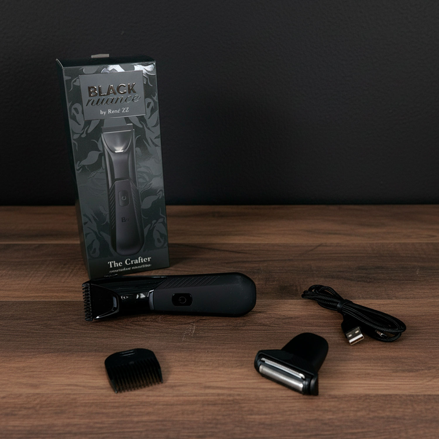 Set rasoio nero su superficie in legno. Include rasoio, accessori, scatola e cavo USB. Sfondo scuro.