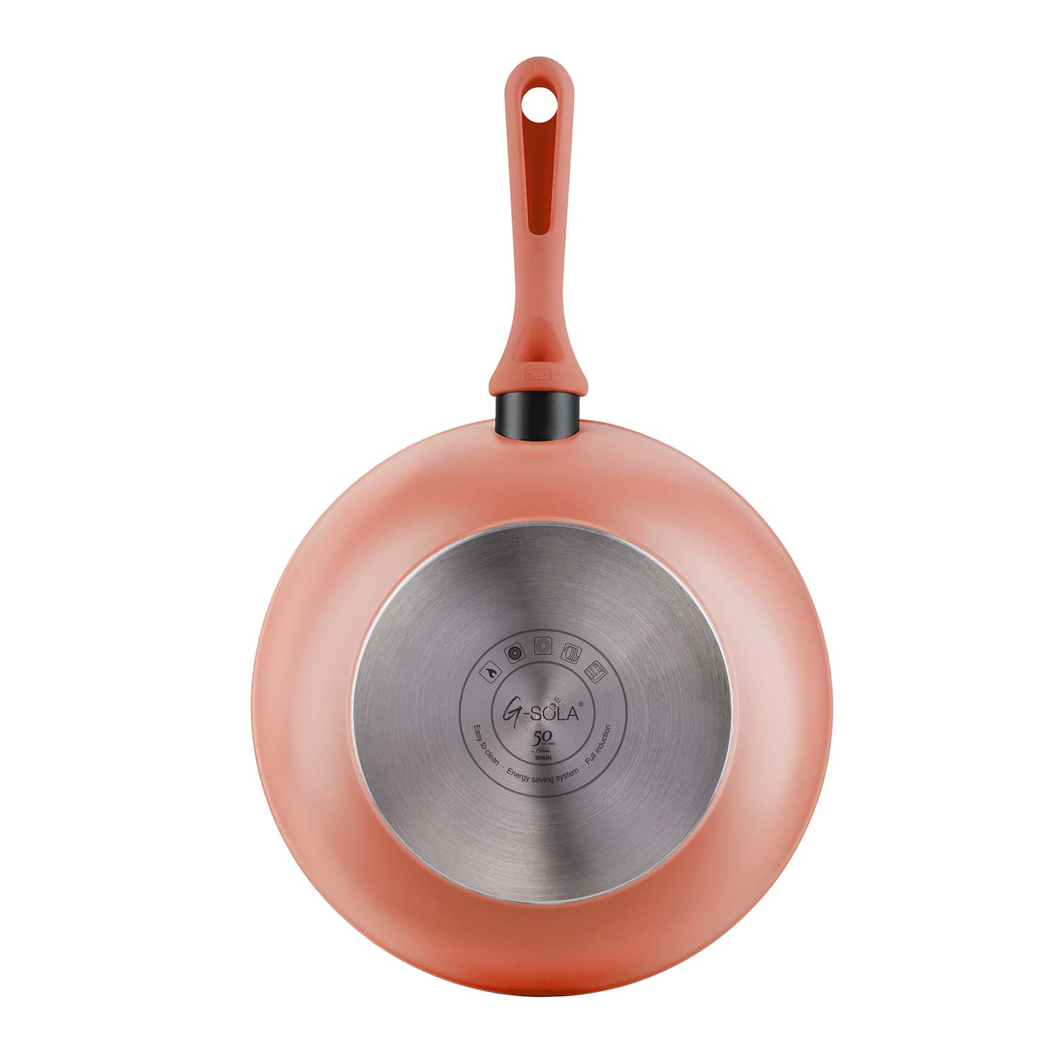 Una sartén de color coral con un mango largo. La base es plateada con un logotipo. Aislada sobre fondo blanco.